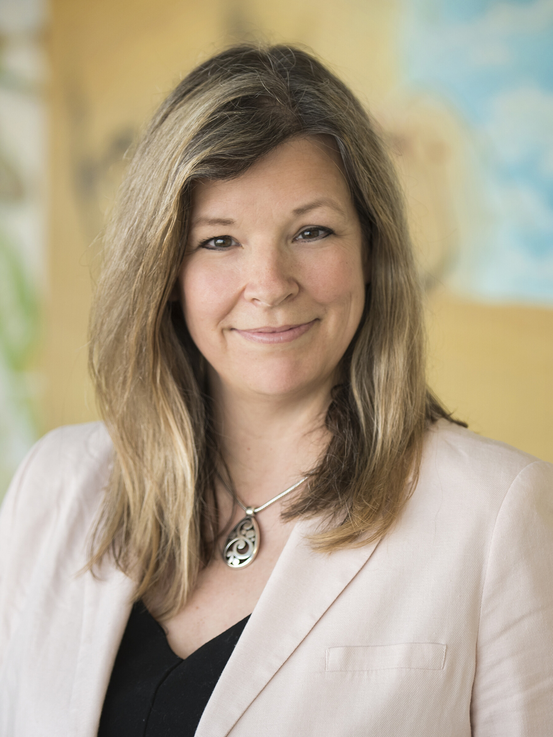 Headshot of Mandy Lowe